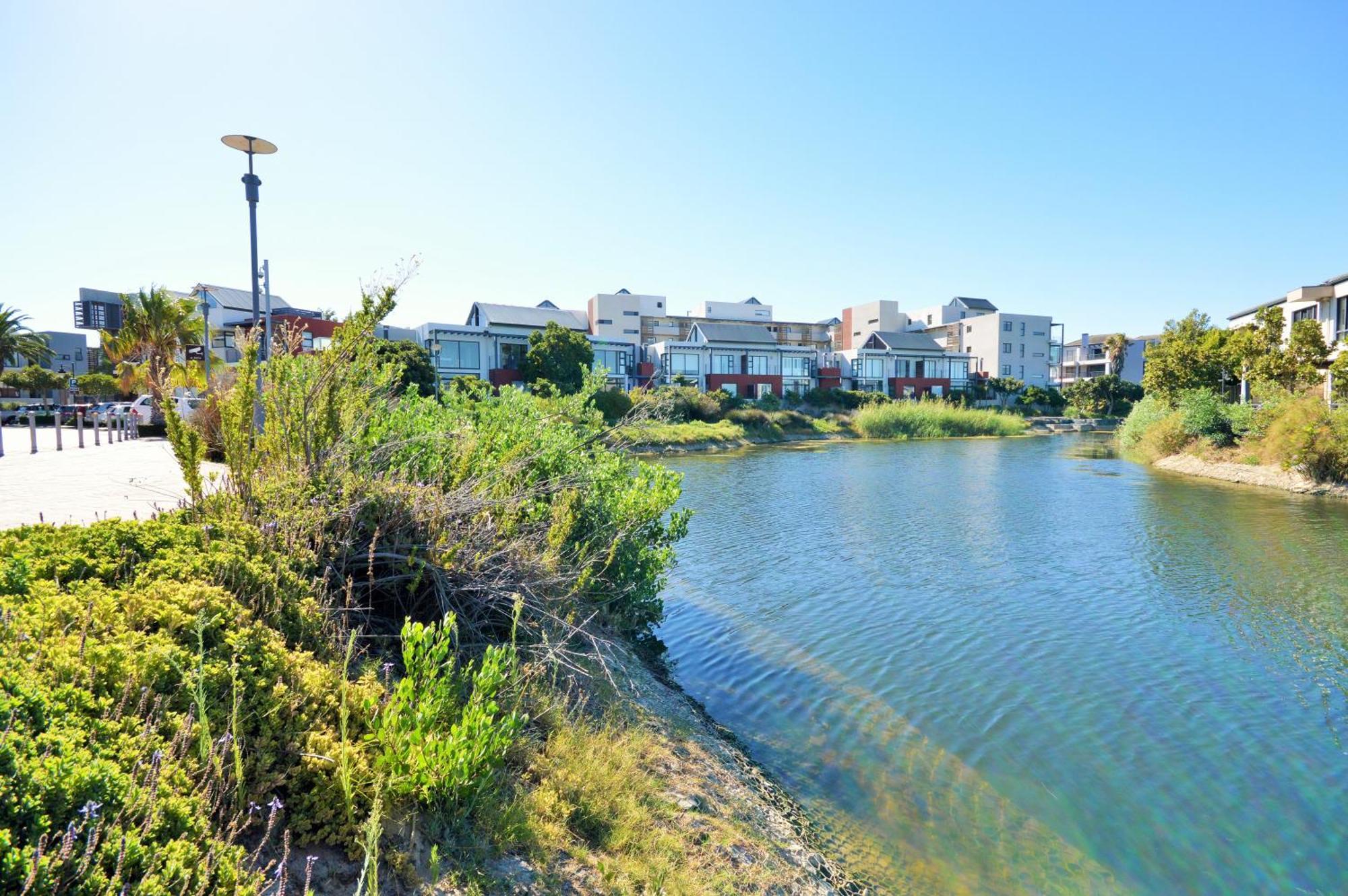 Quayside 1 Bedroom In Century * Cape Town